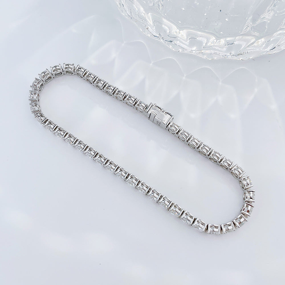 Princess cut lab-grown diamond tennis bracelet flat lay detail view